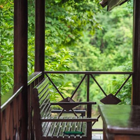 Ratmanee House Hotel Kanchanaburi Bagian luar foto