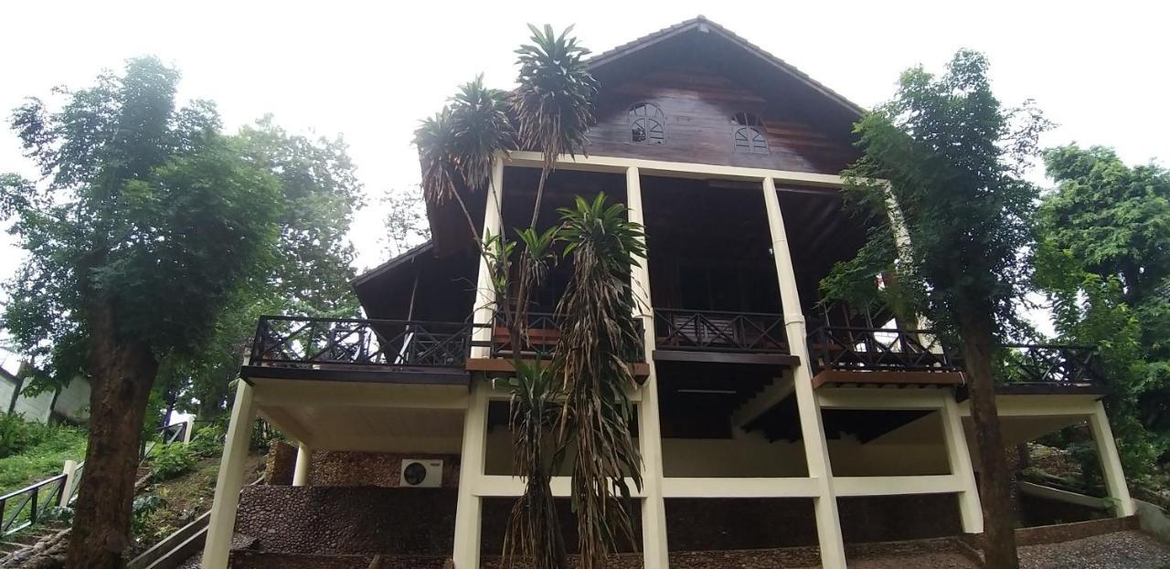 Ratmanee House Hotel Kanchanaburi Bagian luar foto