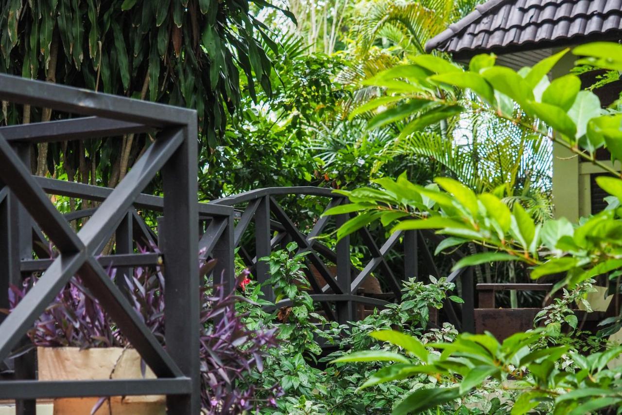 Ratmanee House Hotel Kanchanaburi Bagian luar foto