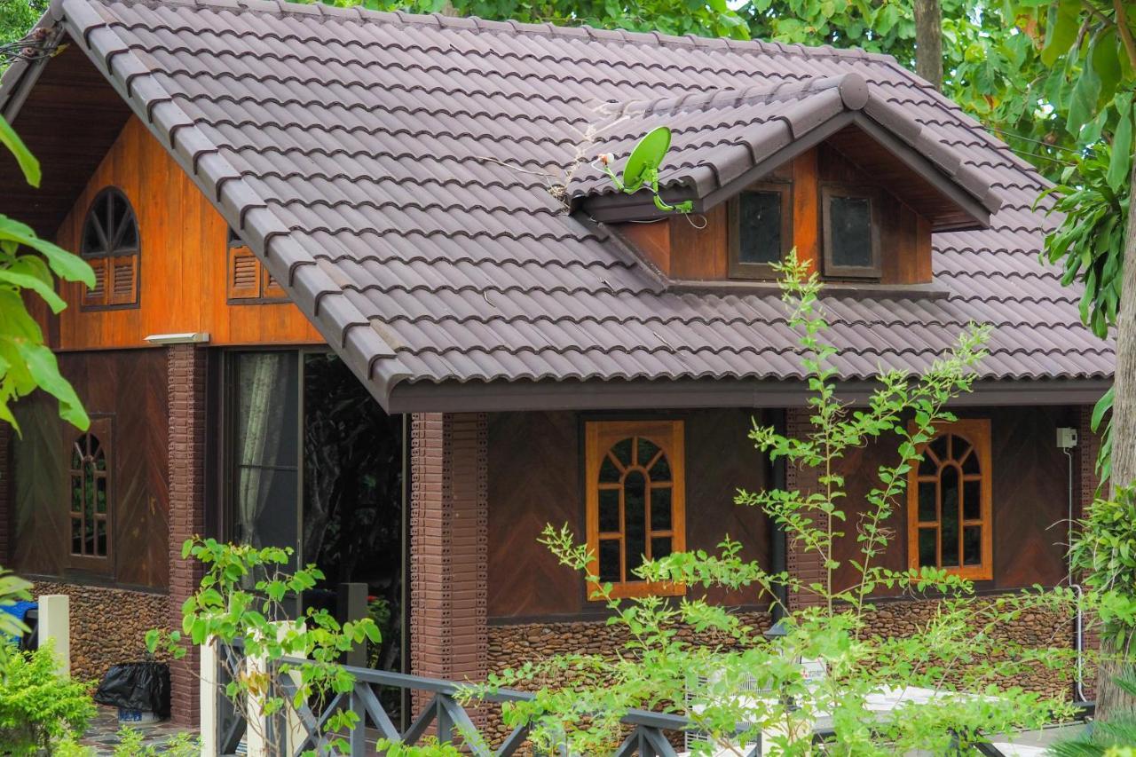 Ratmanee House Hotel Kanchanaburi Bagian luar foto