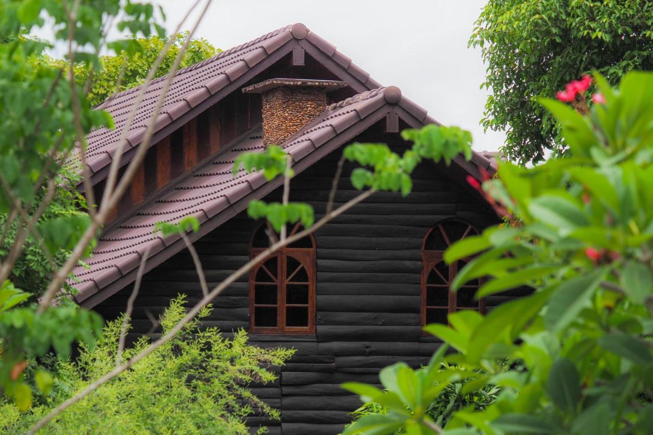 Ratmanee House Hotel Kanchanaburi Bagian luar foto