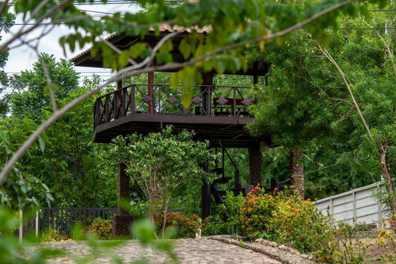 Ratmanee House Hotel Kanchanaburi Bagian luar foto