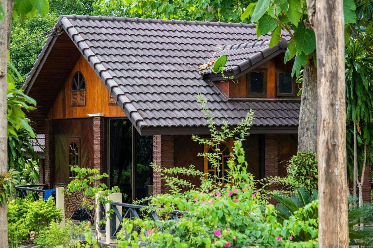 Ratmanee House Hotel Kanchanaburi Bagian luar foto