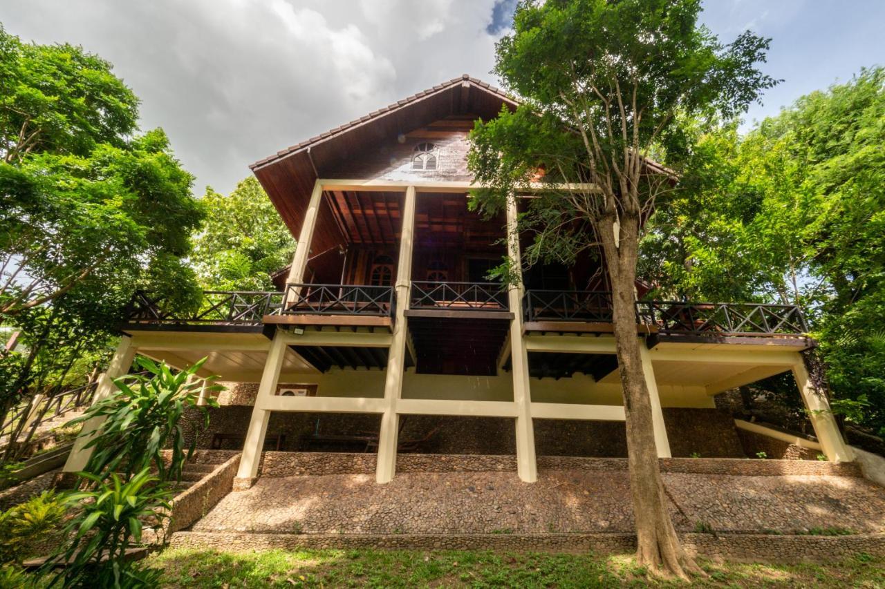 Ratmanee House Hotel Kanchanaburi Bagian luar foto