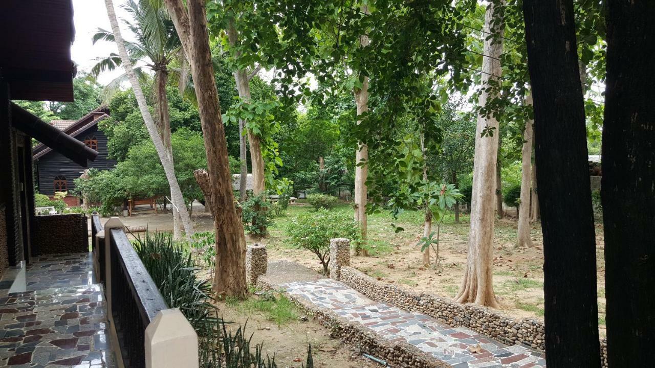 Ratmanee House Hotel Kanchanaburi Bagian luar foto