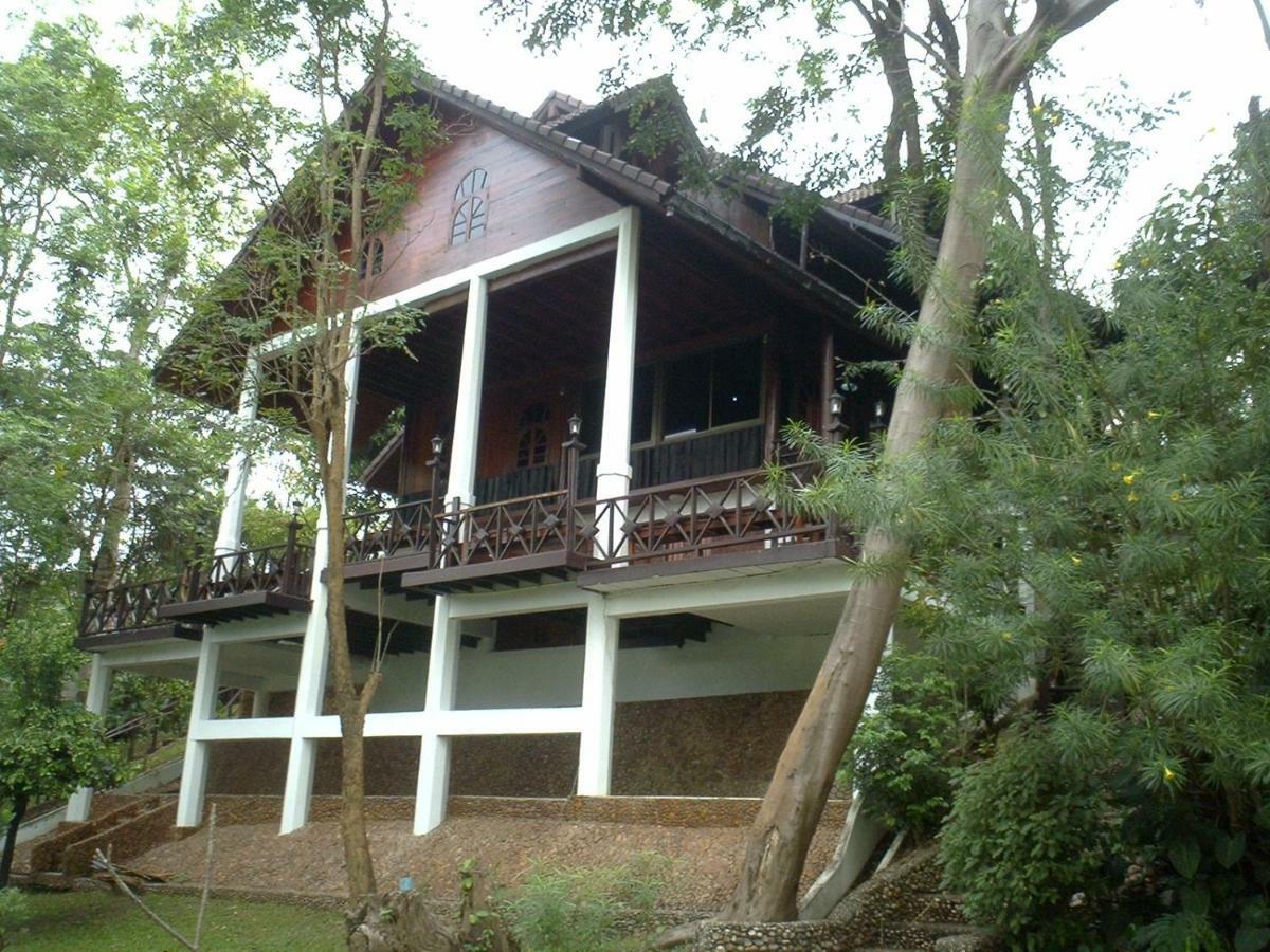 Ratmanee House Hotel Kanchanaburi Bagian luar foto