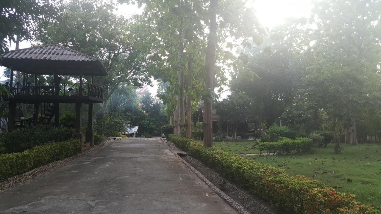 Ratmanee House Hotel Kanchanaburi Bagian luar foto