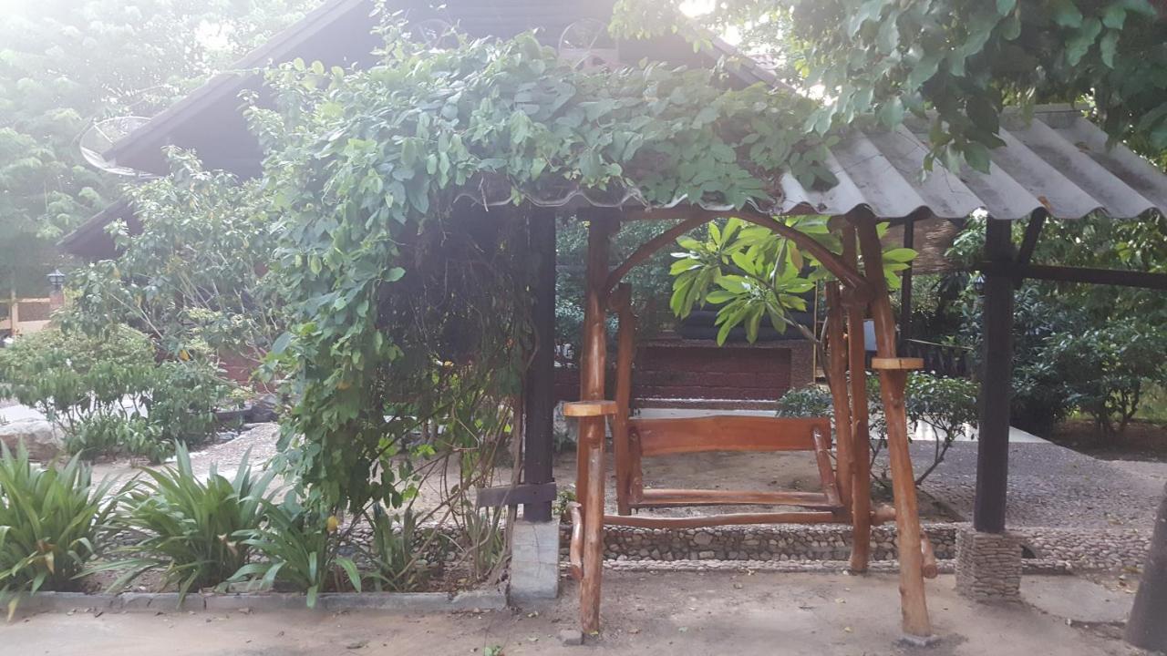 Ratmanee House Hotel Kanchanaburi Bagian luar foto